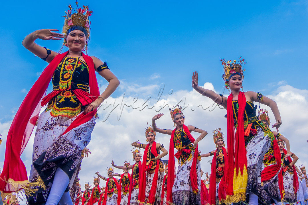 Tari Gandrung yang merupakan tarian khas Banyuwangi yang dibawakan sebagai perwujudan rasa syukur masyarakat setelah panen. Gandrung merupakan seni pertunjukan yang disajikan dengan iringan musik khas perpaduan budaya Jawa dan Bali<br />
Tari ini dilakukan secara kolosal okeh 1000 penari generasi muda, dengan tujuan melestarikan budaya dan menarik para wisatan berkunjung ke Banyuwangi
