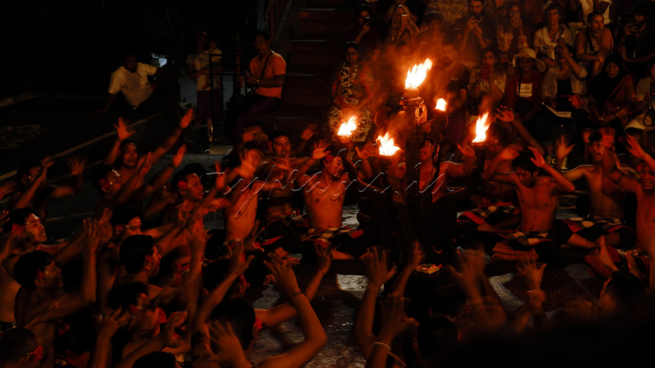 Tari Kecak di Pura Uluwatu, Bali, merupakan salah satu objek wisata yang di sukai oleh wisatawan domestik maupun mancanegara. Tari kecak memiliki daya tarik yang menarik untuk tertarik dalam setiap gerakan maupun alunan suara yang mengiringi dengan magis, Senin (18/09/2023).