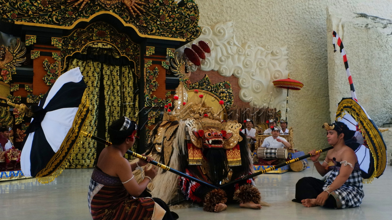 Tari Barong di&nbsp;Taman Budaya Garuda&nbsp;Wisnu Kencana&nbsp;(GWK), merupakan salah satu pendorong wisatawan untuk datang berkunjung. Tari Barong merupakan tarian yang cukup terkenal dari Bali, tari Barong memiliki makna menjaga keseimbangan antara dua hal yang saling bertentangan, yakni kebaikan dan kejahatan. Melalui tari Barong, kebhinekaan terus dapat terjaga dan dinikmati oleh dunia, Senin (18/09/2023).