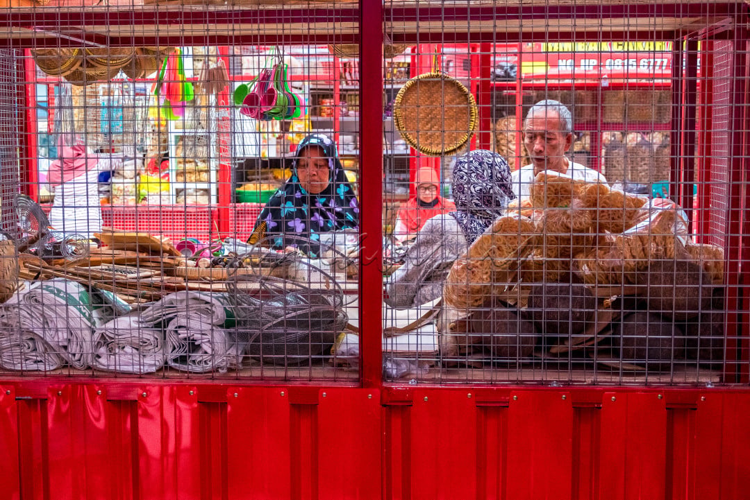 pasar merupakan suatu tempat atau proses interaksi antara permintaan (pembeli) dan penawaran (penjual) dari suatu barang atau jasa tertentu. Proses interaksi tersebut dapat menetapkan harga keseimbangan (harga pasar) dan jumlah yang diperdagangkan