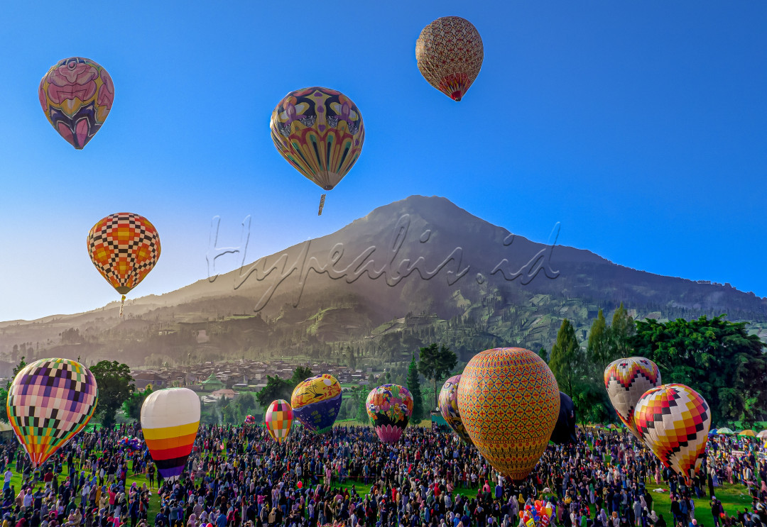 Festival Balon Udara merupakan salah satu event yang ada di Wonosobo dan sekitarnya. Event ini sangat menarik, sehingga membuat masyrakat berbondong-bondong untuk dapat menyaksikan festival ini. Di mana ada keramaian, pasti terdapat juga pedagang-pedagang yang menjajakan dangangannya. Hal ini secara otomatis dapat meningkatkan penjualan dan nilai ekonomi pedagang.&nbsp;