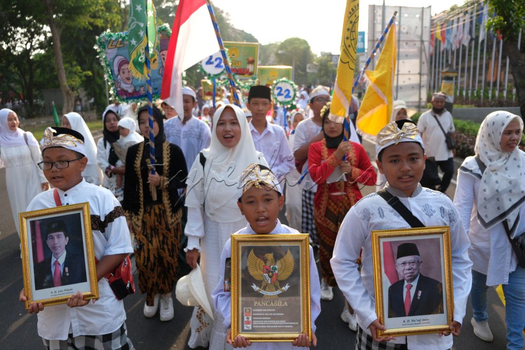 Santri membawa foto Presiden Joko Widodo dan Wakil Presiden Ma'ruf Amin serta Pancasila saat Parade Budaya Nusantara di Denpasar, Bali, Minggu (22/10/2023). Kegiatan yang digelar oleh Kantor Wilayah Kementerian Agama Provinsi Bali tersebut diikuti sekitar 30 ribu santri se-Bali untuk memperingati Hari Santri Nasional.