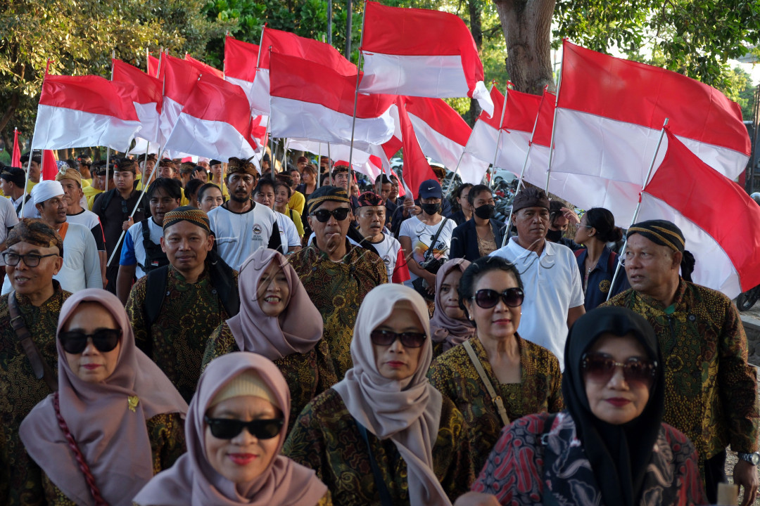 Etnis Nusantara berkeliling membawa bendera merah putih saat puncak Gema Perdamaian ke-21 di area Monumen Bajra Sandhi, Denpasar, Bali, Sabtu (14/10/2023). Kegiatan yang mengusung tema Refleksi Budi Luhur Menuju Perdamaian tersebut diikuti sekitar 3.000 peserta dari berbagai kelompok masyarakat untuk mengingatkan kembali pentingnya perdamaian.