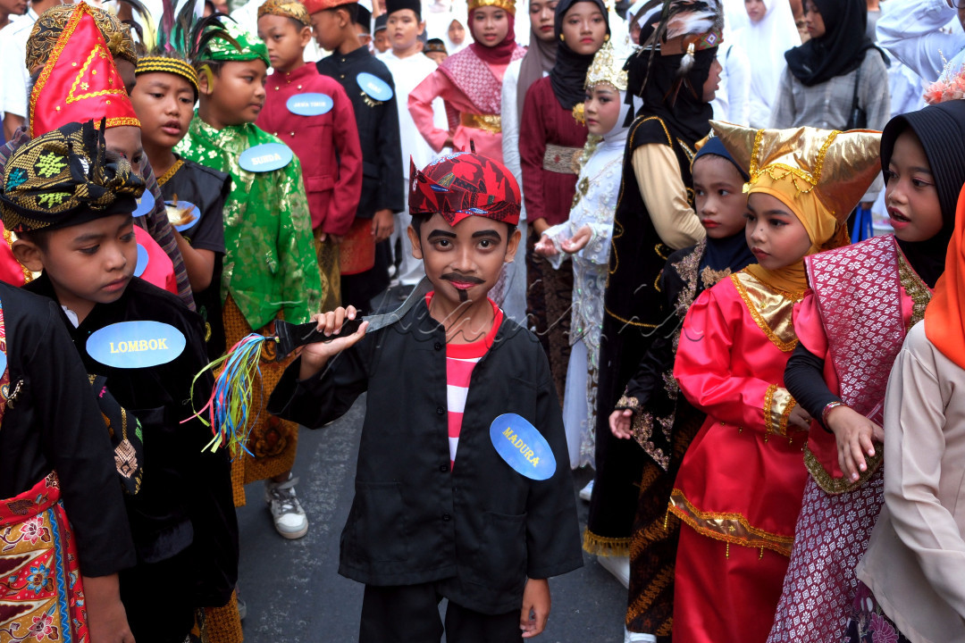 Sejumlah santri mengenakan busana adat Nusantara saat Pawai Busana Nusantara di Denpasar, Bali, Minggu (22/10/2023). Kegiatan yang digelar oleh Kantor Wilayah Kementerian Agama Provinsi Bali tersebut diikuti sekitar 30 ribu santri se-Bali untuk memperingati Hari Santri Nasional.