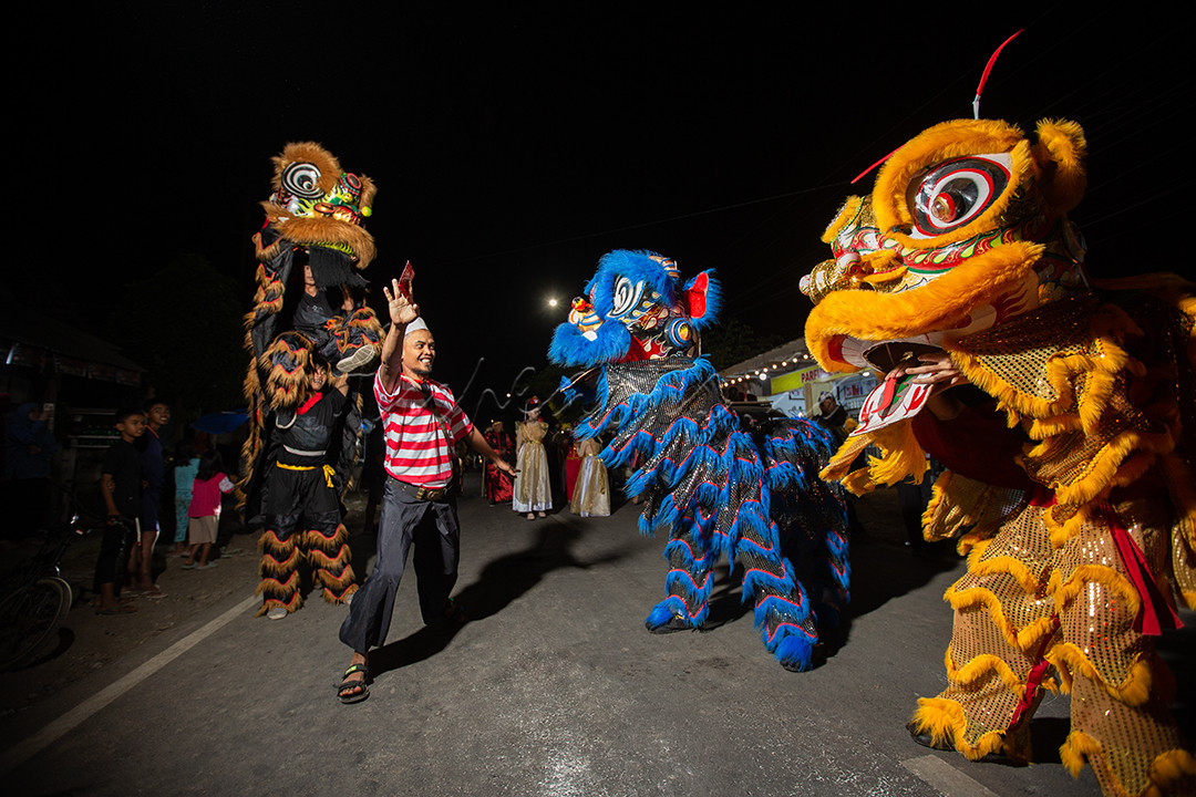 Atraksi Barongsai merupakan budaya yang berasal dari negeri Tiongkok,atraksi barongsai di percaya dapat mengusir roh roh jahat yang dapat mengganggu kehidupan manusia.<br />
Di Indonesia atraksi pertunjukan barongsai ini sangat di minati oleh semua kalangan masyarakat tanpa memandang suku agama dan RAS.Atraksi barongsai ini seringkali kita temui di pusat perbelanjaan,acara Agustusan dalam memperingati HUT Indonesia,acara pernikahan dan banyak lagi acara yang menampilkan atraksi barongsai ini.<br />
Bahkan saat ini atraksi barongsai sudah terdaftar sebagai salah satu cabang olah raga di Komite Olahraga Nasional Indonesia (KONI),dan Barongsai juga menjadi salah satu cabang olah raga yang akan di pertandingkan di Pekan Olahraga Nasional (PON).
