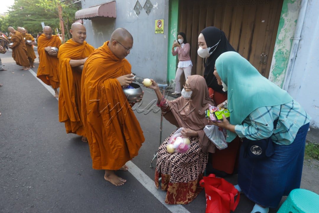PINDAPATA: Para bikhu menerima sedekah makanan dari umat muslim saat upacara pindapata di Kota Mojokerto Jawa Timur, (04/6/2023), di Kota Mojokerto terdapat ragam budaya dan agama, kerukunan terjalin dengan baik dikota itu.