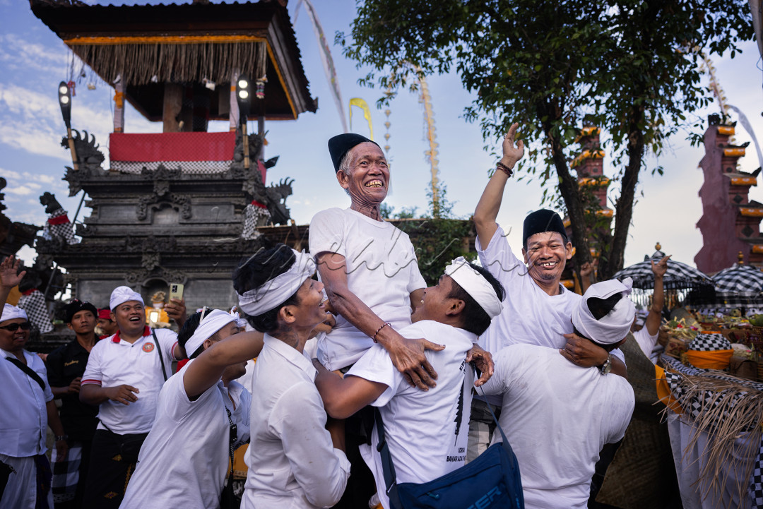 Dalam budaya masyarakat pesisir Bali timur, terdapat sebuah ritual perayaan Usaba Dangsil dimana masyarakat Hindu Bali dibantu dan didukung oleh masyarakat Bugis yang disebut Wong Perahu. Sebuah perayaan kegembiraan menyatukan hati yang berbeda keyakinan, menyinari kebersamaan, dan membangun kesadaran akan keindahan kebhinekaan. Bersama-sama kita tebarkan energi kebersamaan, kerukunan, dan solidaritas, merawat keharmonisan dalam perbedaan suku, agama, maupun pilihan politik.