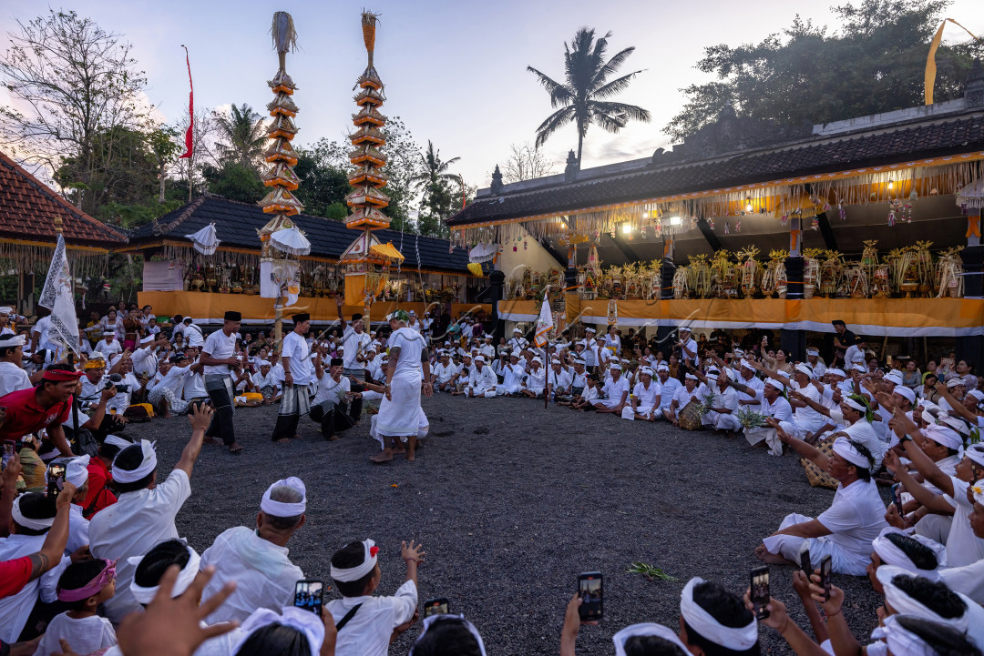 Dalam budaya masyarakat pesisir Bali timur, terdapat sebuah ritual perayaan Usaba Dangsil dimana masyarakat Hindu Bali dibantu dan didukung oleh masyarakat Bugis yang disebut Wong Perahu. Sebuah perayaan kegembiraan menyatukan hati yang berbeda keyakinan, menyinari kebersamaan, dan membangun kesadaran akan keindahan kebhinekaan. Bersama-sama kita tebarkan energi kebersamaan, kerukunan, dan solidaritas, merawat keharmonisan dalam perbedaan suku, agama, maupun pilihan politik.<br />
&nbsp;