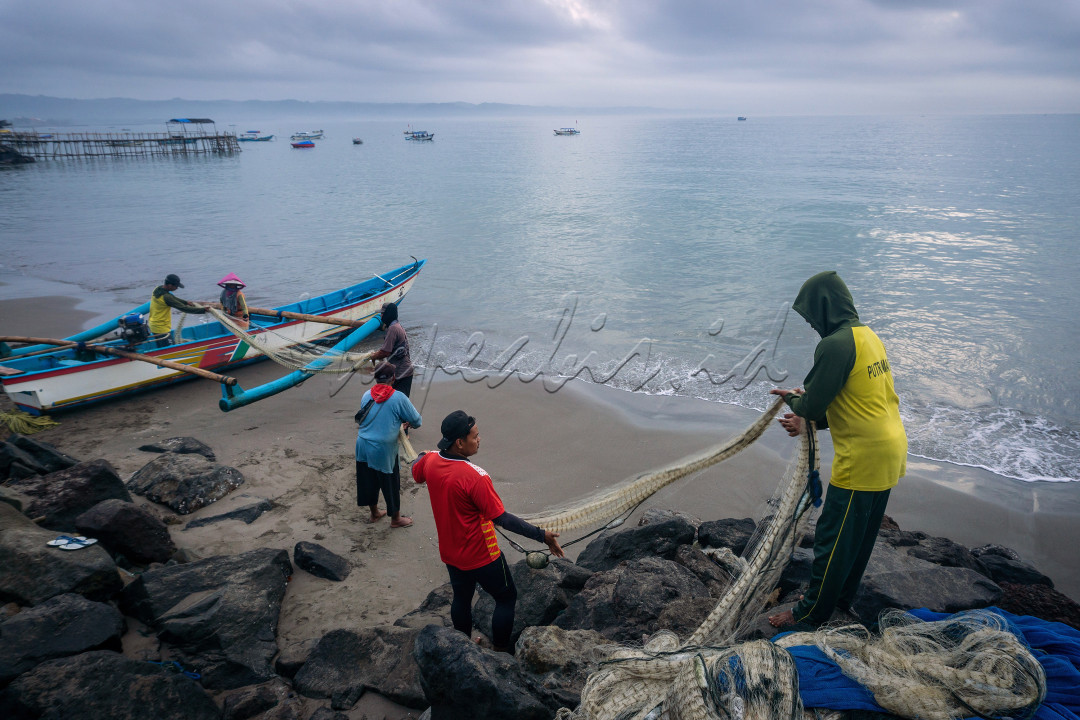 Sejumlah Nelayan sedang menyiapkan jaring untuk mencari rezeki dengan cara menangkap ikan di laut pantai timur pangandaran. Para Nelayan ini adalah pejuang Ekonomi di Lautan yang menghasilkan tangkapan ikan-ikan segar, kerjasama mereka lakukan untuk memudahkan pekerjaan dalam mencari Ikan demi menghidupi Hidup dan Ekonomi yang mandiri dan lebih baik.
