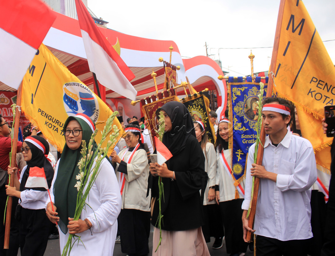 Kebhinekaan melalui Persatuan merupakan foto saling kerjasama walaupun berbeda agama sosial serta politik dalam kebersamaan dalam persatuan&nbsp;