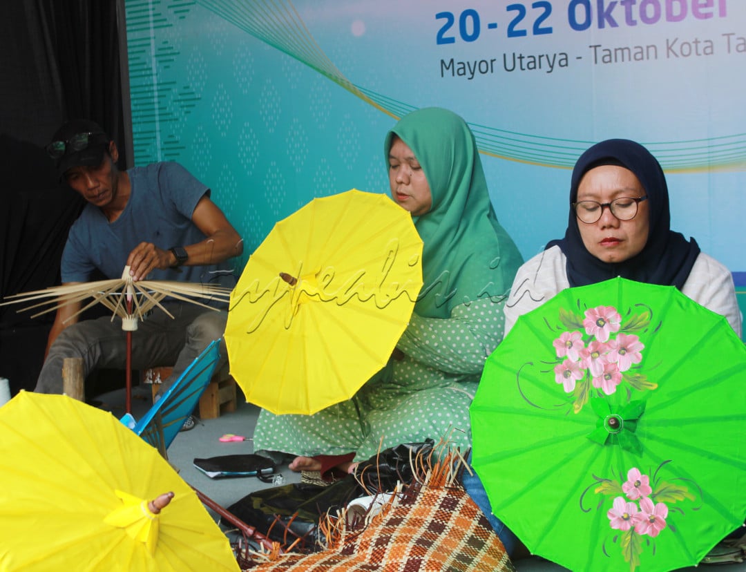 UMKM Payung Geulis foto yang menggambarkan UMKM dalam merawat kebhinekaan melalui peningkatan ekonomi keluarga dengan merawat persatuan serta budaya Indonesia&nbsp;