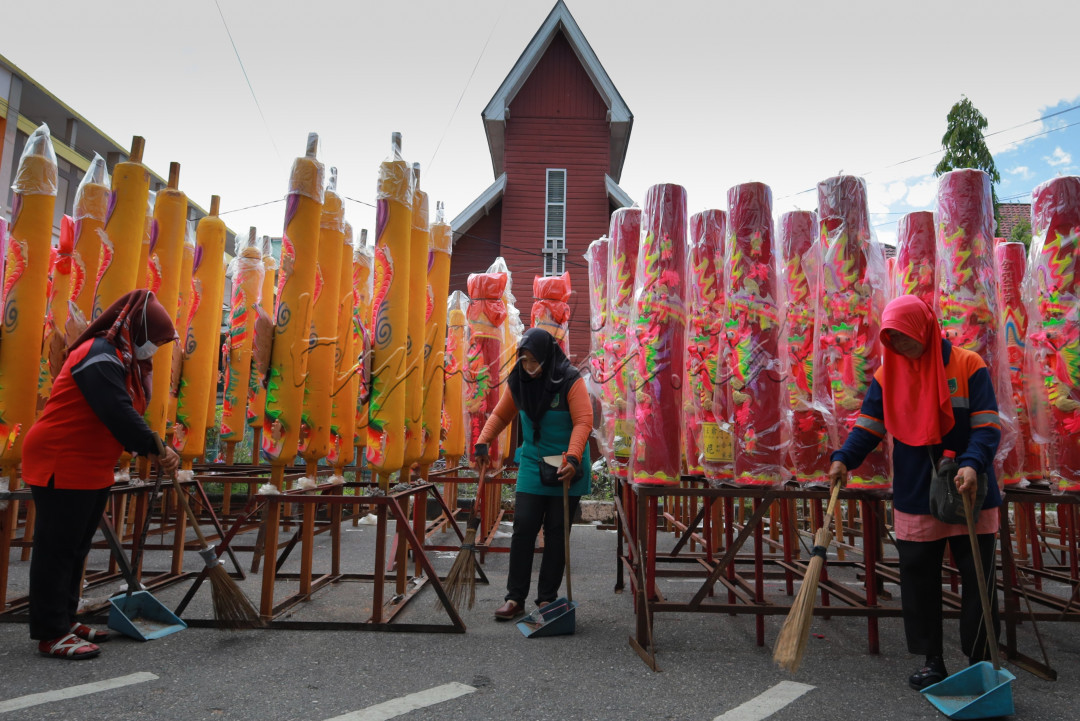 Beberapa petugas kebersihan bertugas menjaga kebersihan lingkungan saat Festival Bakar Tongkang di Bagan Siapiapi
