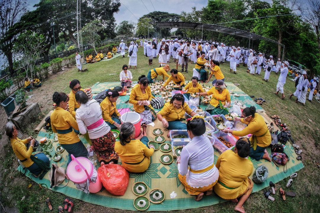 Umat Hindu dari perbagai aliran, dari perbagai wilayah Indonesia, menyatu guyup Rukun bersama sama menyiapkan 1008 tumpeng dalam Upacara Gema Santi Puja 1008 Genta di Pelataran Candi Prambanan