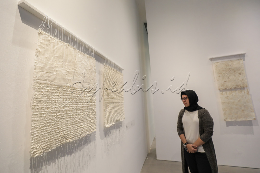 Pengunjung mengamati karya seni dalam Pameran Dialogue of Paper di Taman Ismail Marzuki, Jakarta.&nbsp;
