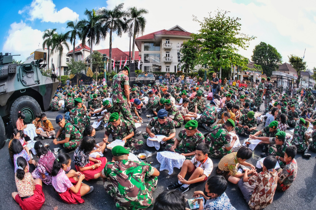 Pelajar,guru,orang tua ,masyarakat umum dan anggota TNI seluruh angkatan bersatu padu bersemangat memperingati hari batik Nusantara dengan membatik bersama di Yogyakarta&nbsp;