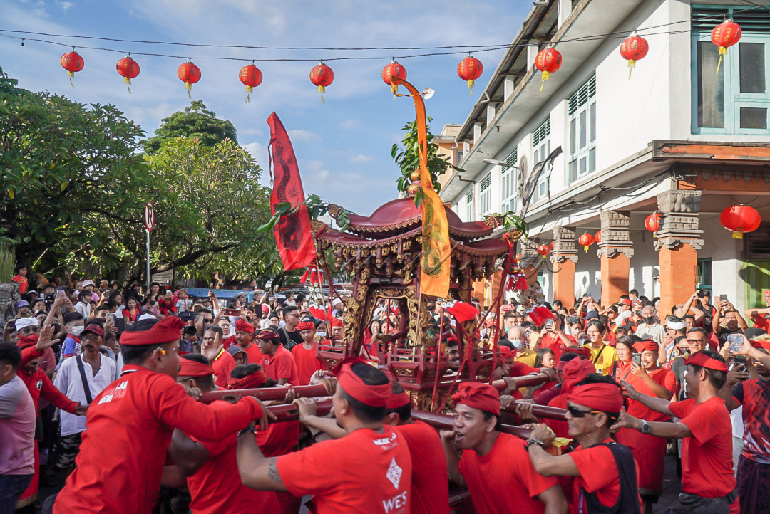 Kegiatan perayaan hari Imlek di Denpasar Bali, yang dirayakan secara bersama-sama oleh umat Hindu dan Umat Budha di daerah heritage Jln. Gadjah Mada, Denpasar Bali dengan suasana kekeluargaan, solidaritas dan toleransi