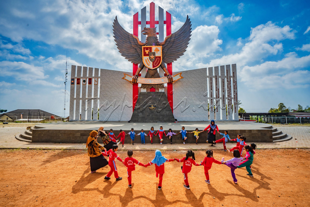 Taman kanak-kanak dari desa cepogo Boyolali bermain dan belajar di Alun-alun Pancasila boyolali, Mereka diajarkan bersikap toleransi dan Solidaritas sesuai butir-butir Pancasila.