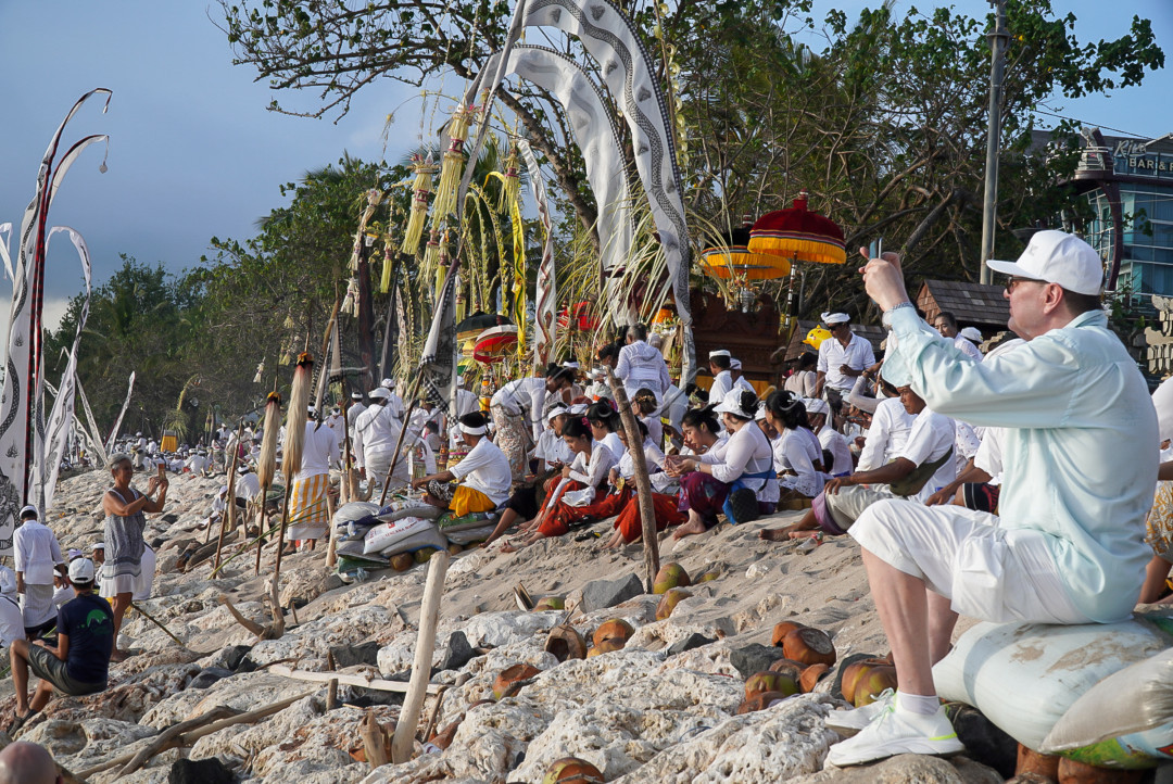 Menggambarkan suasana keseharian Bali yang tetap menjaga dan mempertahankan adat budayanya ditengah-tengah maraknya industri pariwisata di Bali, kedua kegiatan tersebut tetap dapat berjalan dengan baik, penuh solidaritas dan toleransi