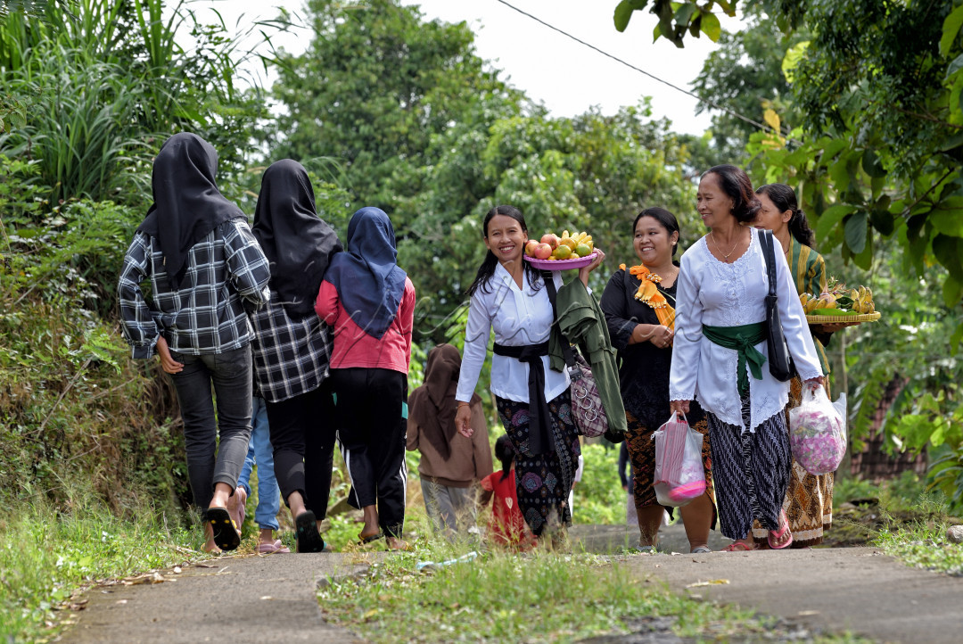 Kehidupan di desa Gunung Gambar, Gunung Kidul. Yg penduduk nya sebagian memeluk agama Islam dan sebagian memeluk agama Hindu, mereka hidup rukun saling berdampingan.&nbsp;