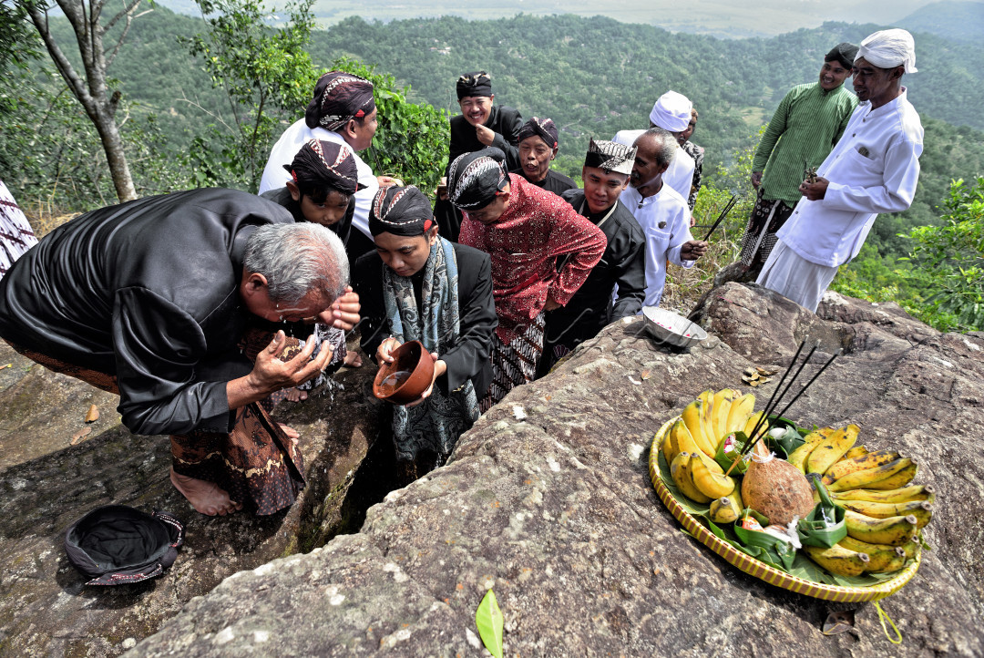 Pengambilan air suci oleh umat agama Hindu di atas bukit batu di desa Gunung Gambar, Gunung kidul, untuk upacara menyambut hari Raya Nyepi.