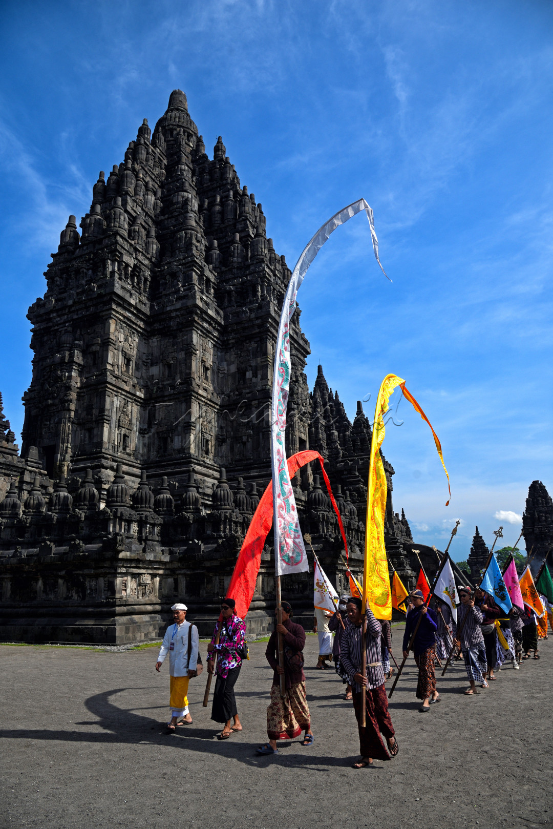 Upacara Melasti yg dilaksanakan oleh umar beragama Hindi di candi Prambanan
