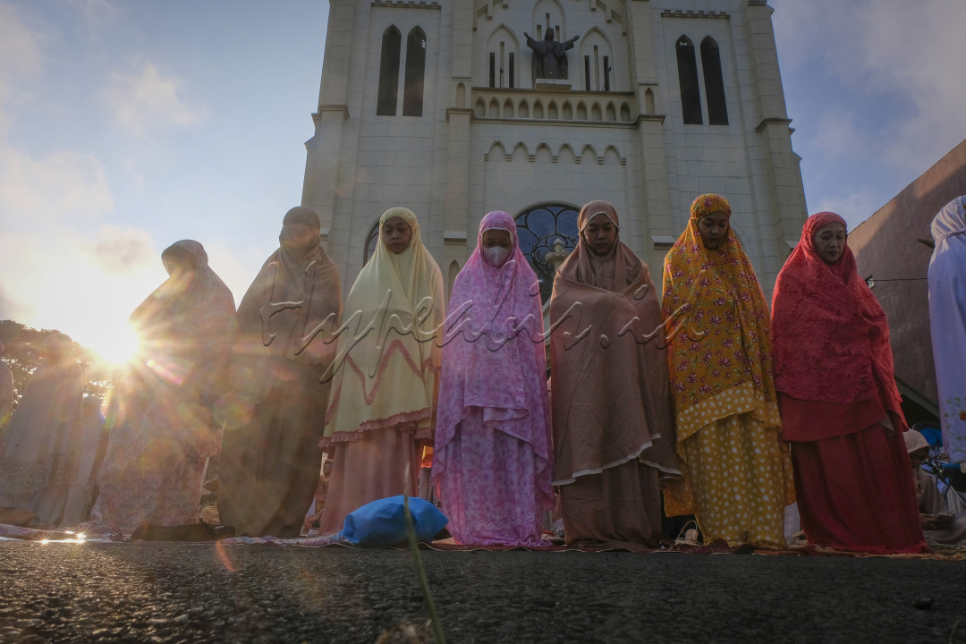 Umat muslim melaksanakan sholat ied didepan gereja di kota malang karena daya tampung masjid tidak mencukupi. Ini merupakan salah satu bukti nyata toleransi dan kebhinekaan masyarakat indonesia.
