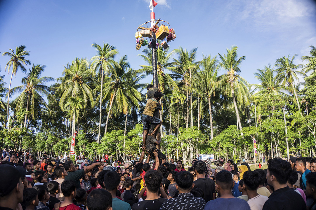 Panjat pinang bagi anak-anak dalam rangka peringatan HUT RI ke-78 di desa Deunong, Kecamatan Darul Imarah, Kabupaten Aceh Besar, Provinsi Aceh, Kamis (17/8/2023).