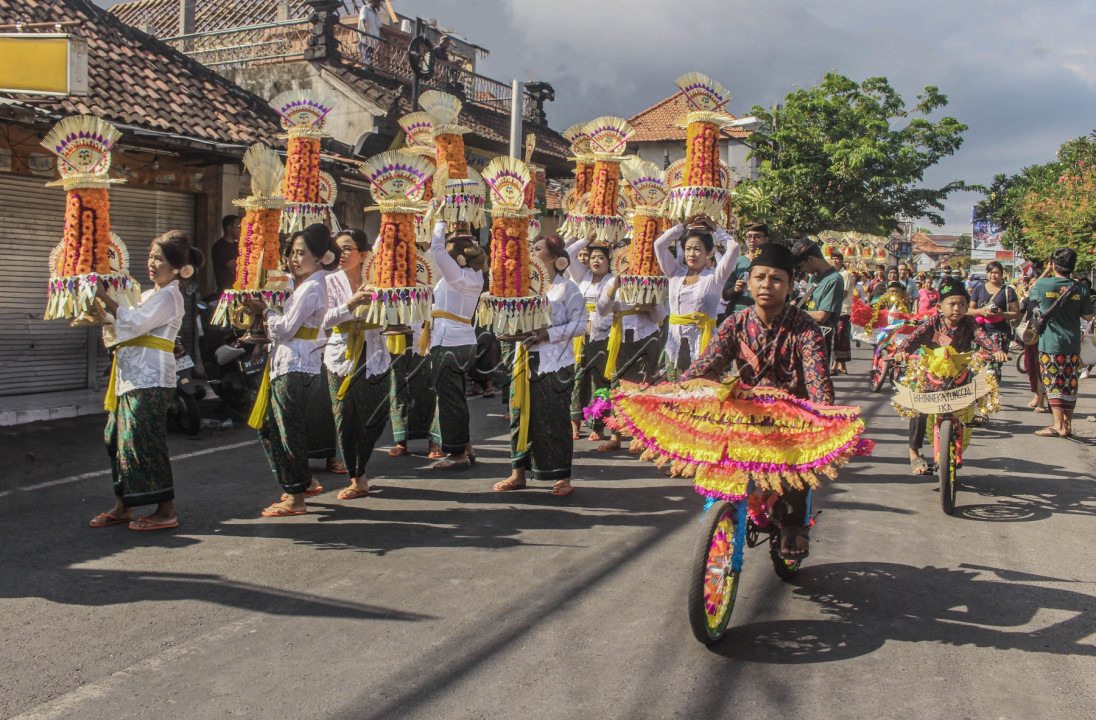 Pawai Budaya ini diadakan di daerah Tukad Balian, Renon, Kota Denpasar, Bali. Yang dijalani oleh para peserta anak anak muslim serta muslimah yang bersepeda, dan ibu ibu berpakaian adat Bali yang bersiap pentas parade mepeed gebogan ink sehingga ada solidaritas toleransi dari acara yang diadakan di Renon, Bali ini