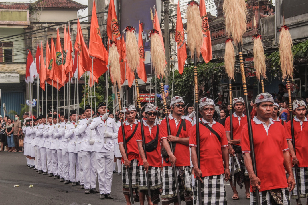 Parade budaya yang ada di Kota Tabanan ini, memang ada berkolaborasi dengan pasukan kibar bendera merah putih sehingga ada solidaritas dari pawai yang diadakn di Kota Tabanan, Bali ini tersebut