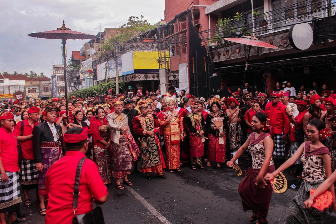 Di tengah acara parade budaya ini, bupati dari Tabanan juga mengikuti parade acara ini serta bersama istri dan peserta parade budaya lainnya sehingga ada kehebohan yang kuat dan semakin meriah dari parade budaya Kota Tabanan tersebut