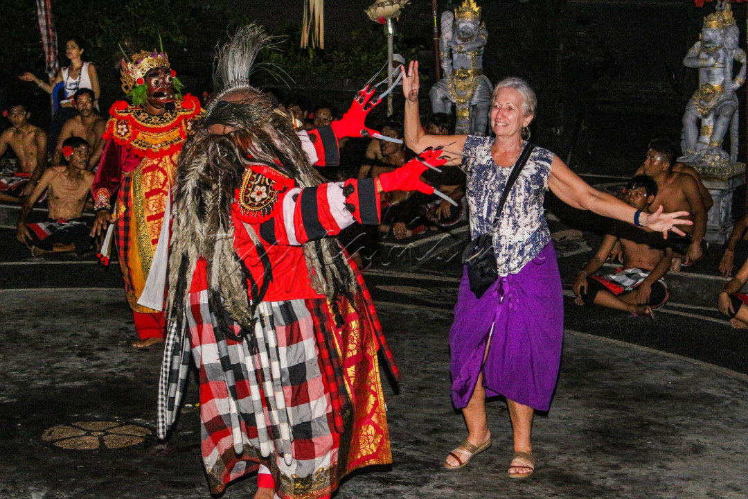Momen menari ini, diadakan di Pura Luhur Uluwatu, Jimbaran Selatan, Bali. Karena ini merupakan acara kegiatan acara pentas tari kecak Bali, yanh berada di Uluwatu ini. Namun pentas ini juga mengajak penonton ini bersama para penari kecak ini sehingga menjadi hiburan dan rasa solid kepada wisatawan yang menyukai budaya Bali, yang berada di Uluwatu ini