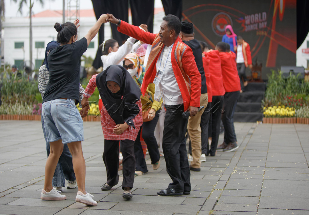 <a href="http://Pelestarian budaya adalah upaya untuk mempertahankan nilai-nilai seni budaya, nilai tradisional dengan mengembangkan perwujudan  yang bersifat dinamis, luwes dan selektif, serta menyesuaikan dengan situasi dan kondisi yang selalu berubah dan berkembang. Salah satu tujuan diadakannya pelestarian budaya adalah juga untuk melakukan revitalisasi budaya (penguatan).  Selain itu juga untuk mengenal budaya di seluruh Nusantara sehingga menjadi satu kesatuan dan kebanggaan bangsa Indonesia.">Pelestarian budaya adalah upaya untuk mempertahankan nilai-nilai seni budaya, nilai tradisional dengan mengembangkan perwujudan yang bersifat dinamis, luwes dan selektif, serta menyesuaikan dengan situasi dan kondisi yang selalu berubah dan berkembang. Salah satu tujuan diadakannya pelestarian budaya adalah juga untuk melakukan revitalisasi budaya (penguatan). Selain itu juga untuk mengenal budaya di seluruh Nusantara sehingga menjadi satu kesatuan dan kebanggaan bangsa Indonesia.</a>