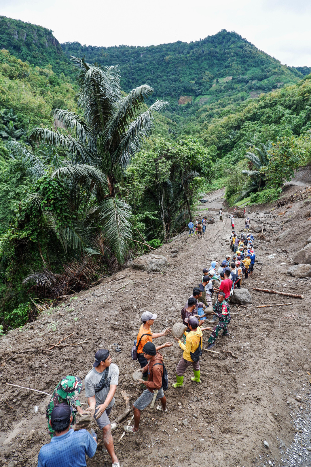Gotong royong warga membangun jalan di Desa Gattareng Matinggi, Kecamatan Mallawa, Kabupaten Maros, Minggu (4/6/2023). Infrastruktur&nbsp;desa&nbsp;memiliki peran yang sangat penting dalam meningkatkan kesejahteraan masyarakat pedesaan.&nbsp;