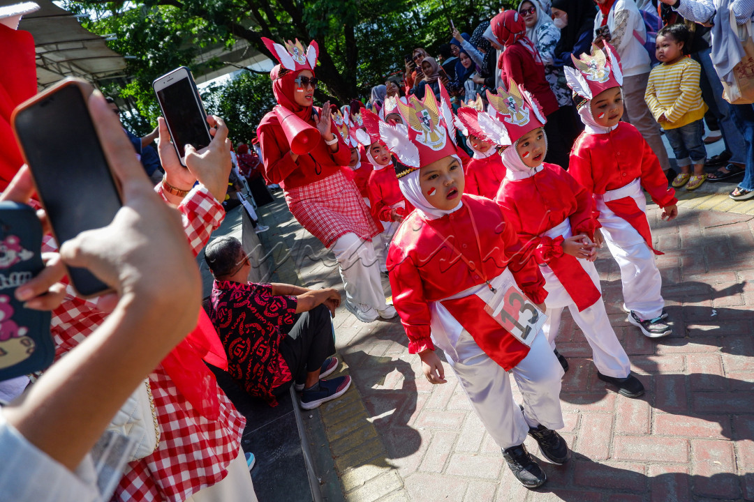 &nbsp;<br />
Sejumlah&nbsp;anak&nbsp;dari Taman Kanak-kanak (TK) mengikuti pawai dengan menggunakan atribut Pancasila di Makassar, Rabu (30/08/2023). Pancasila merupakan dasar Negara Republik Indonesia yang harus tertanam betul dalam hati. Memberikan pemahaman nilai-nilai Pancasila tidak berarti dimulai saat di bangku sekolah dasar. Nilai-nilai luhur Pancasila menjadi pondasi dalam diri dan perlu ditanam sejak dini agar ketika anak itu dewasa memiliki karakter kebangsaaan dan tertanam dalam hati.&nbsp;<br />
&nbsp;<br />
&nbsp;