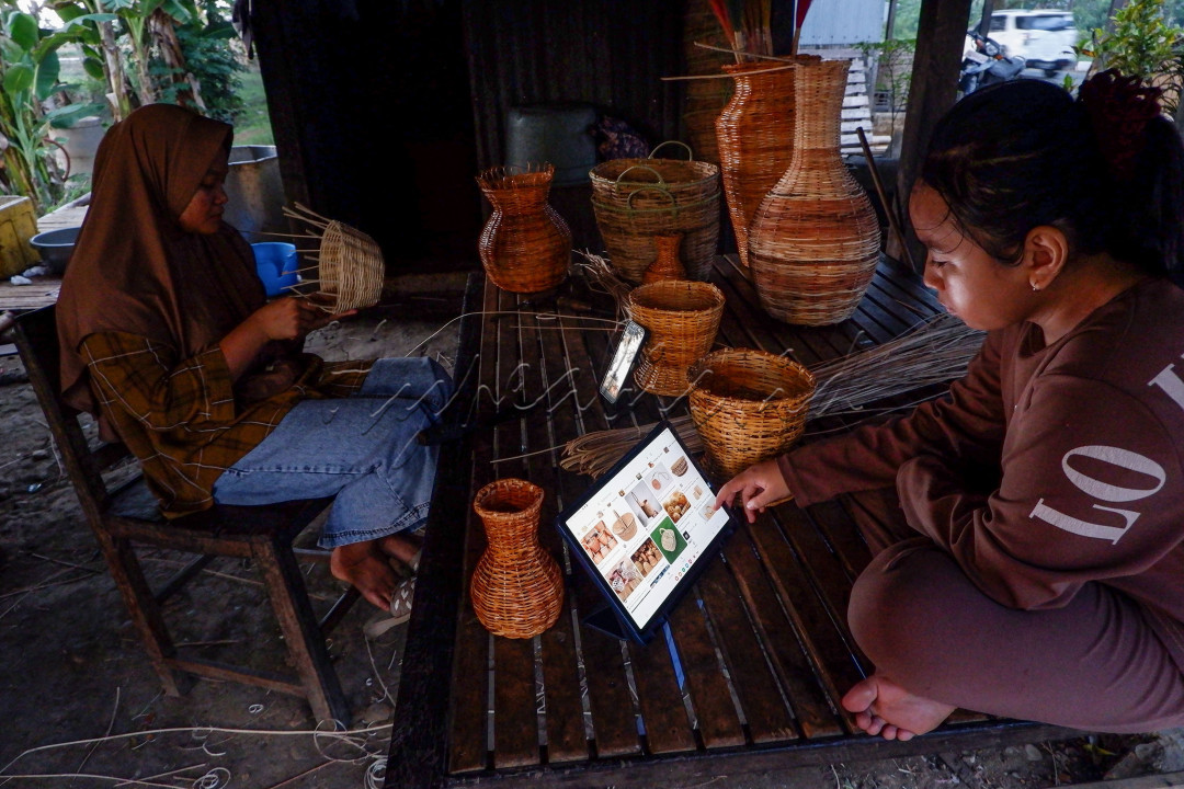 Pengrajin rotan mengakses memasarkan produknya lewat digital platform di Kabupaten Pangkep, Sulsel, Senin (20/11/2023). &nbsp;Usaha Mikro Kecil dan Menengah (UMKM) diharapkan dapat menangkap potensi besar yang sangat menjanjikan di Era digital ini.
