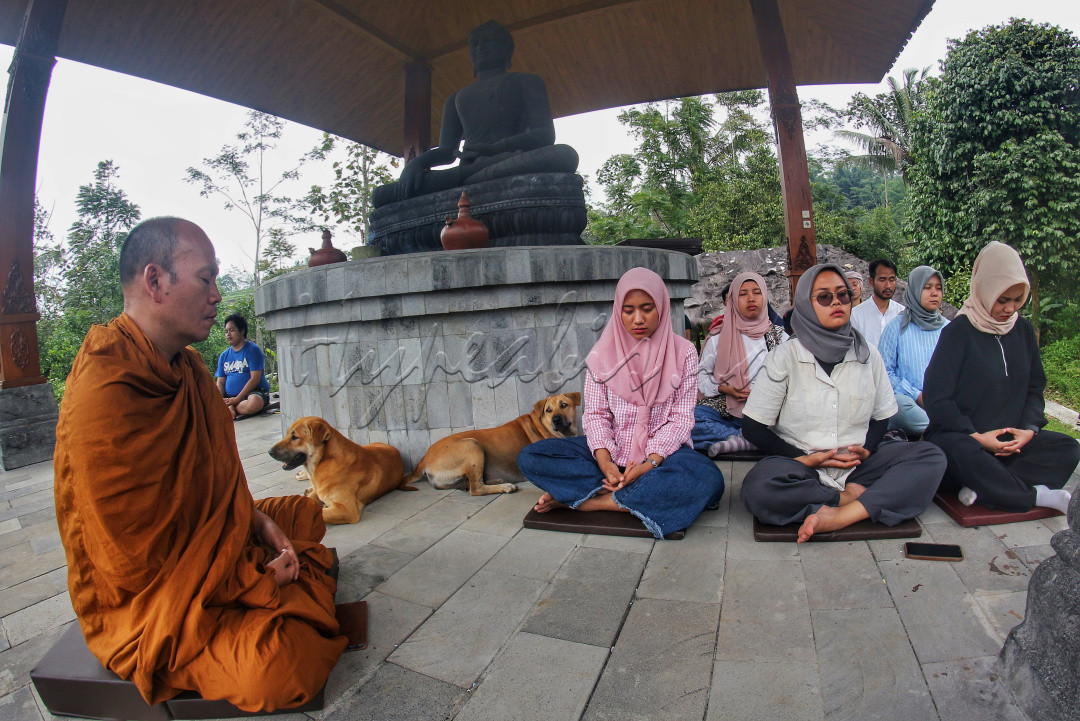 Belajar memupus prasangka dan stereotip negatif, karena menghargai yang berbeda dimulai dari pengalaman berjumpa satu sama lain. Dengan saling menghargai dan menghormati perbedaan akan memupuk nilai-nilai persatuan dan kesatuan bangsa. Dengan semboyan Bhineka Tunggal Ika, perbedaan tersebut tetap satu jua. Nasionalisme ditunjukkan oleh lintas suku dan agama kepercayaan di desa Krecek, Kaloran Temanggung