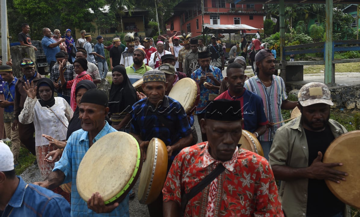 Kelompok kesenian sawat mengantarkan &nbsp;Uskup keuskupan Jayapura Mgr Yanuarius Teofilus Matopai You &nbsp; melakukan &nbsp;napak tilas 129 tahun masuknya Misi Katolik di tanah Papua di Kampung Sekru, Distrik Pariwari, Kabupaten Fakfak, Papua Barat, Selasa (23/5/2023). Di Kabupaten fakfak dikenal dengan filosofi satu tungku tiga batu. Filosofi tersebut menjadi panduan masyarakat di Fakfak yang beragam keyakinan walau dalam satu keluarga atau marga untuk tetap hidup harmonis dan penuh toleransi. Hal tersebut membuat banyak warga kemudian terlibat membantu dalam kegiatan keagamaan walau berbeda keyakinan. Pada masa lalu warga Papua yang telah beragama Islam membantu misionaris untuk menyebarkan agama katolik kepada saudara mereka yang belum beragama.<br />
<br />
<br />
&nbsp;