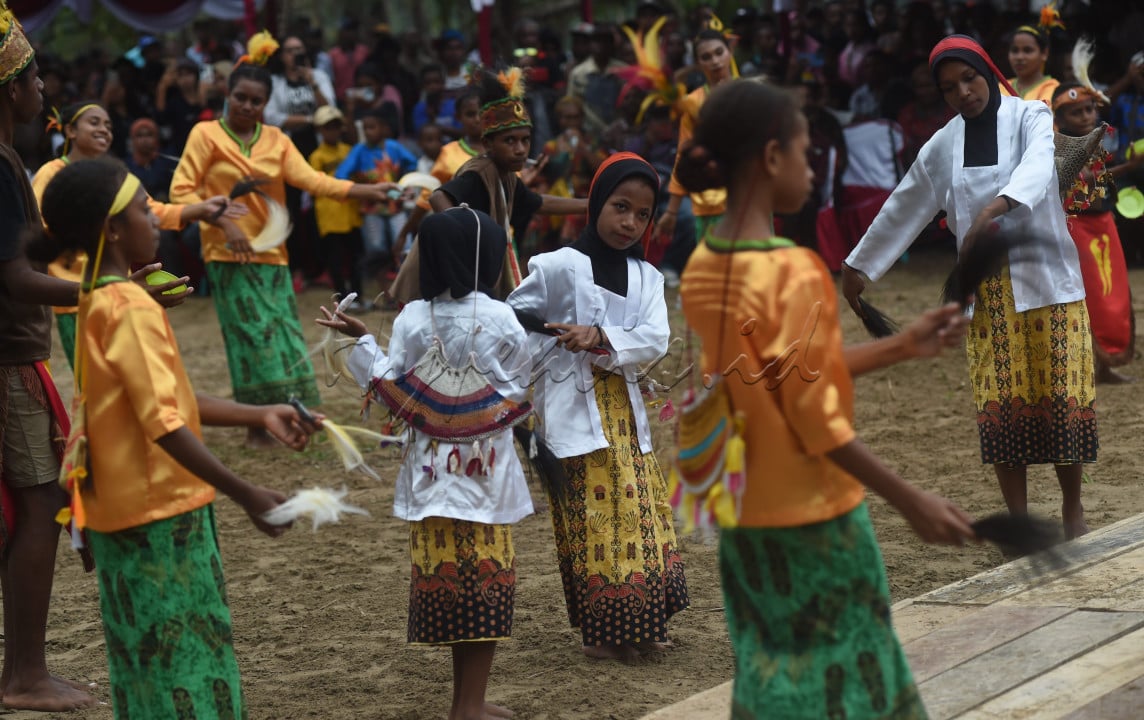 Penari muslim ikut menunjukkan keahliannya &nbsp;saat Perayaan Syukur 129 tahun &nbsp;Misi Katolik di tanah Papua di Pulau Bonyom, Distrik Fakfak Tengah, Kabupaten Fakfak, Papua Barat, Selasa (23/5/2023). Di Kabupaten fakfak dikenal dengan filosofi satu tungku tiga batu. Filosofi tersebut menjadi panduan masyarakat di Fakfak yang beragam keyakinan walau dalam satu keluarga atau marga untuk tetap hidup harmonis dan penuh toleransi. Hal tersebut membuat banyak warga kemudian terlibat membantu dalam kegiatan keagamaan walau berbeda keyakinan.<br />
<br />
&nbsp;