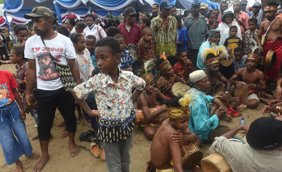 Warga muslim dan Katolik bermain musik bersama dalam peringatan 129 tahun masuknya Misi Katolik di tanah Papua, Kabupaten Fakfak, Papua Barat, Selasa (23/5/2023). Di Kabupaten fakfak dikenal dengan filosofi satu tungku tiga batu. Filosofi tersebut menjadi panduan masyarakat di Fakfak yang beragam keyakinan walau dalam satu keluarga atau marga untuk tetap hidup harmonis dan penuh toleransi. Hal tersebut membuat banyak warga kemudian terlibat membantu dalam kegiatan keagamaan walau berbeda keyakinan.<br />
<br />
<br />
Kompas/Bahana Patria Gupta (BAH)