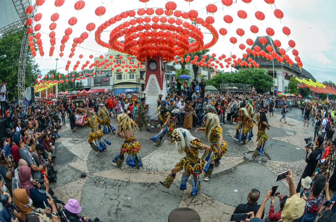 Penyelenggaraan Grebeg Sudiro menjelang Imlek di Surakarta menjadi simbol berbaurnya masyarakat Tionghoa dan Jawa. Acara itu juga memberi bukti bahwa perbedaan tak seharusnya dijadikan alasan untuk memecah belah.