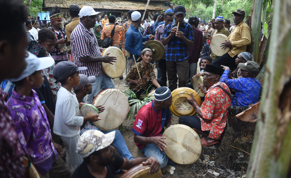 Warga muslim memainkan sawat dalam peringatan 129 tahun masuknya Misi Katolik di tanah Papua, Kabupaten Fakfak, Papua Barat, Selasa (23/5/2023). Di Kabupaten fakfak dikenal dengan filosofi satu tungku tiga batu. Filosofi tersebut menjadi panduan masyarakat di Fakfak yang beragam keyakinan walau dalam satu keluarga atau marga untuk tetap hidup harmonis dan penuh toleransi. Hal tersebut membuat banyak warga kemudian terlibat membantu dalam kegiatan keagamaan walau berbeda keyakinan.<br />
&nbsp;