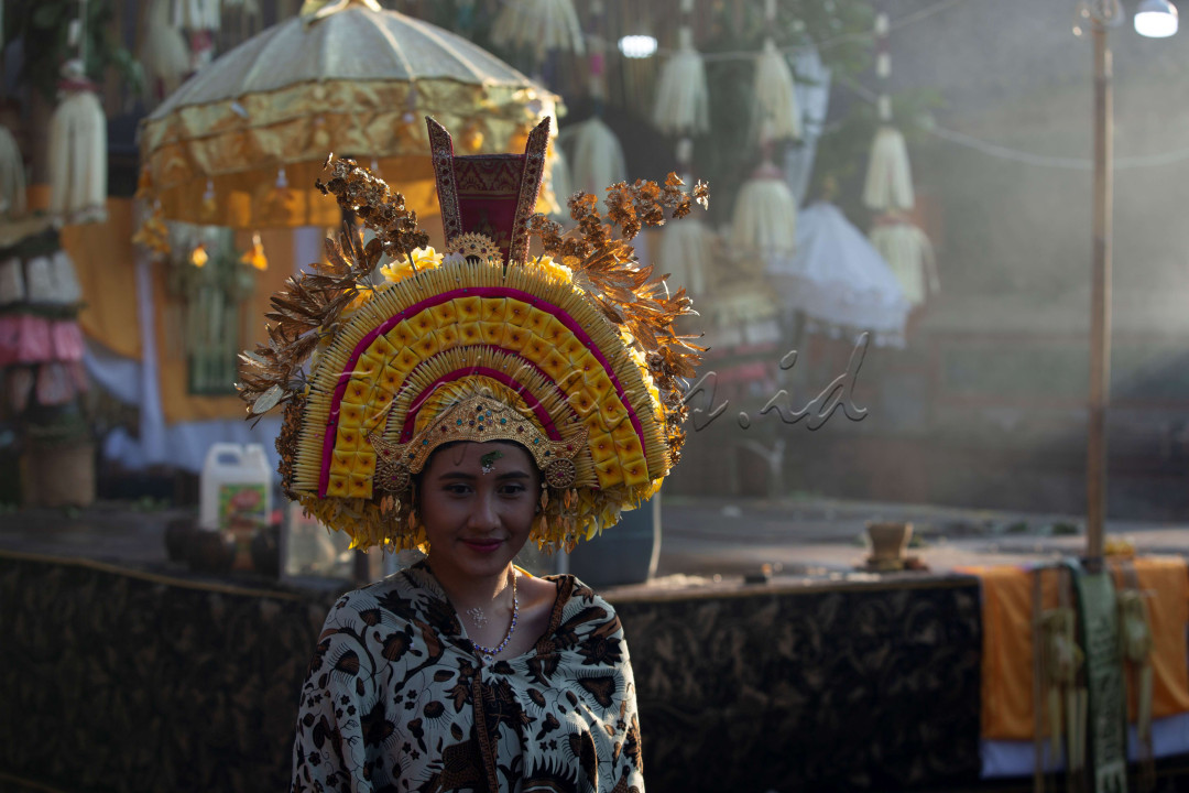 Daha dari desa Asak, Karangasem saat usaba sumbu.