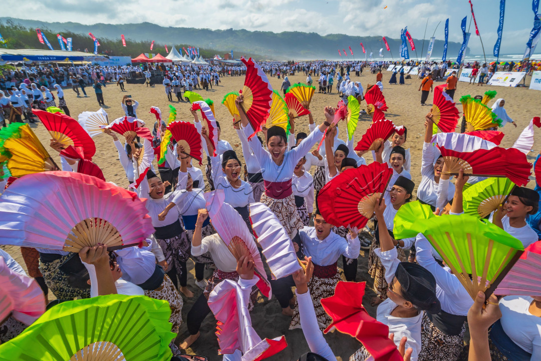 10.000 Anak menari montro dalam rangka memecahkan rekor dunia Indonesia&nbsp; di pantai parangkusumo&nbsp; Yogyakarta. Anak-anak yang terdiri dari&nbsp; anak SMP dan SMA menari bersama-sama. Tari Montro Sendiri adalah tari yang berasal dari Bantul Yogyakarya