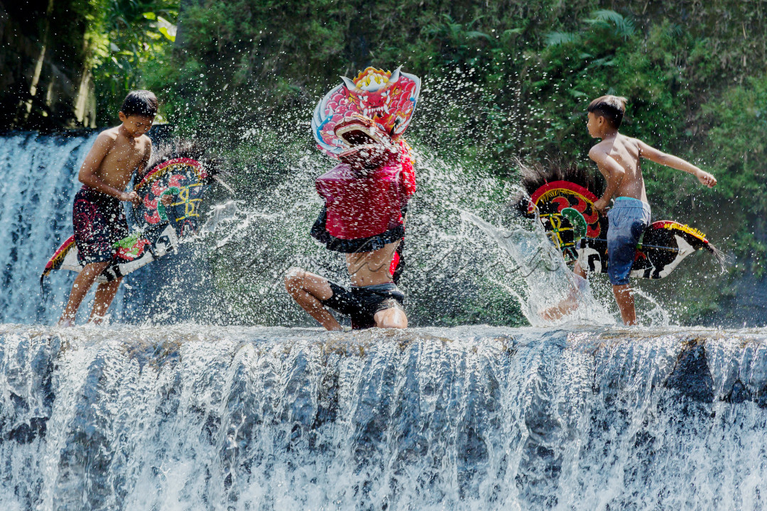 Gambaran anak -anak penerus bangsa Indonesia yang berkesenian tradisional Jawa dengan menggunakan kuda lumping dan Barongan mereka sambil ber olah kesenian juga bergembira bermain air di daerah aliran sungai di daerah Bromonilan Sleman Yogyakarta&nbsp;