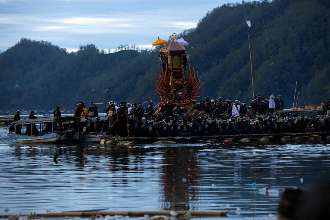 Ngaben dilakukan warga Trunyan, di danau Batur untuk manusa yadnya, dengan membuat rakit besar dibawa menyebrang danau.