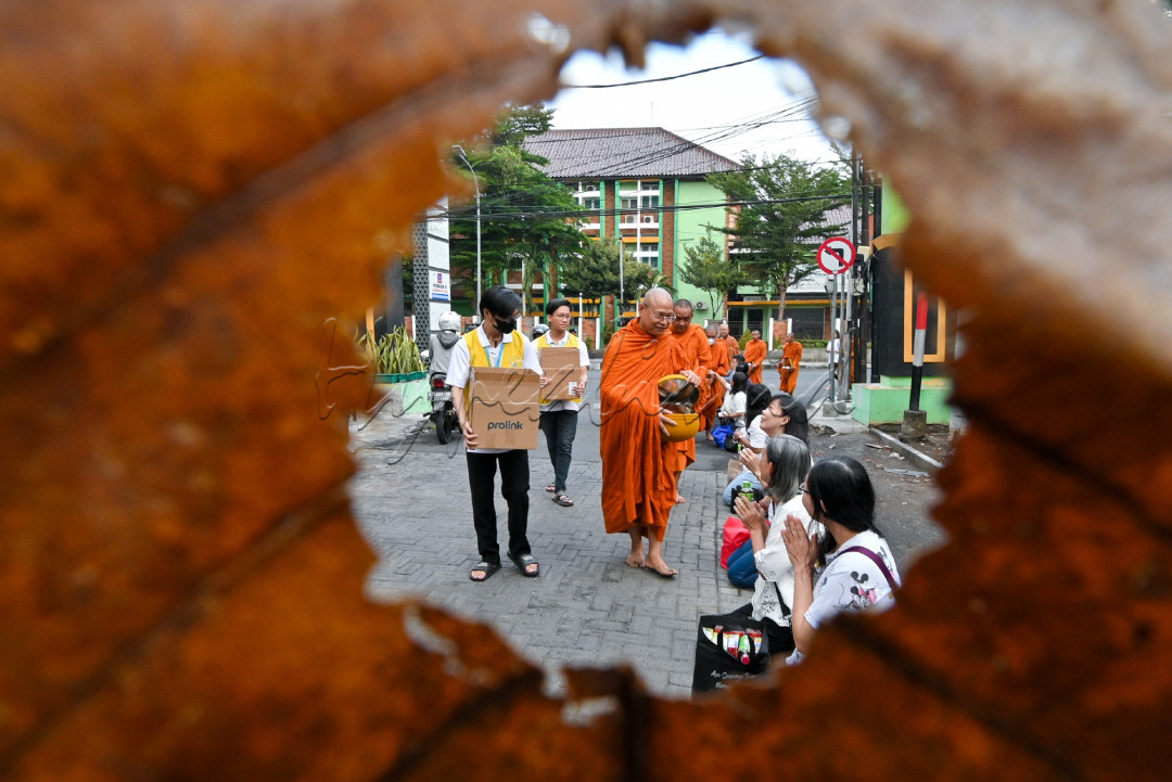 kebiasaan luhur sejak zaman Buddha dengan cara berjalan kaki menuju pemukiman umat untuk menerima persembahan makanan dari umat.
