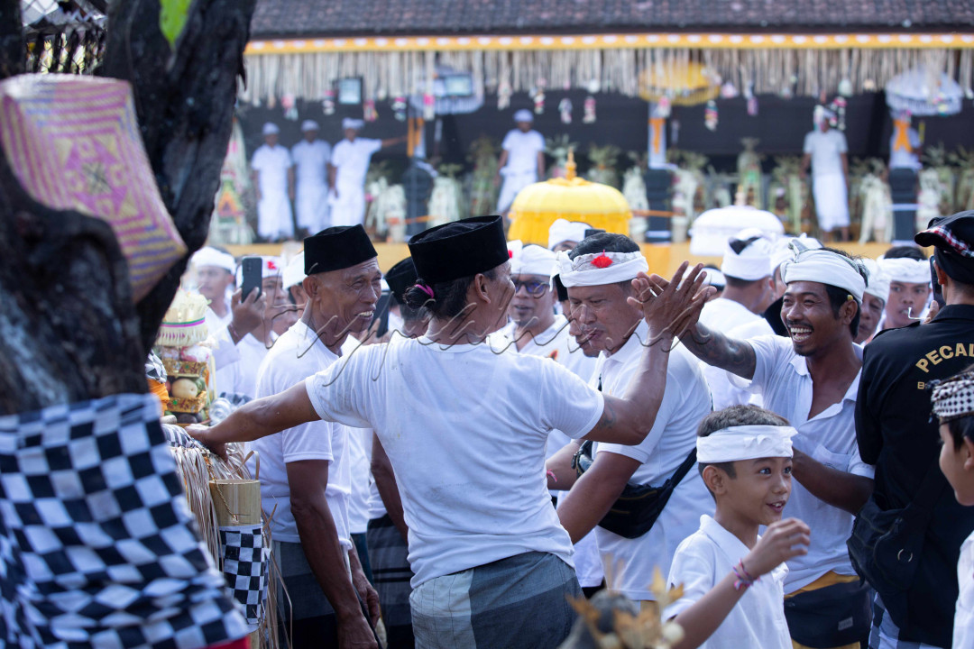 budaya hindu menerima kehadiran budaya dari Bugis yang disertakan dalam upacara usaba dangsil.