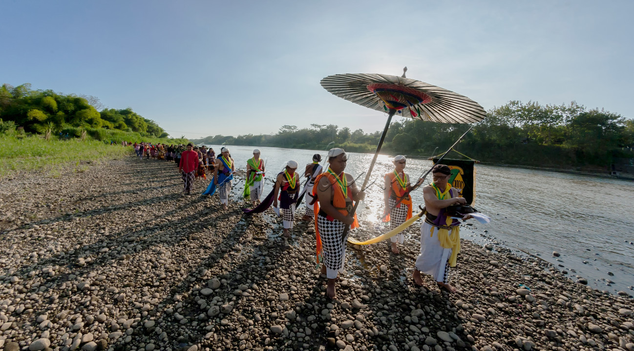 Gambaran seluruh warga desa mulai dari orangtua remaja dan anak-anak berpartisipasi dalam acara Merti sungai di Daerah Bendo Bantul Yogyakarta, acara ini merupakan acara tahunan Bentuk syukur kepada Tuhan yang maha esa yang telah memberikan rejeki kepada seluruh warga desa Bendo Nyawiji, lewat sungai dengan berbagai macam tanaman dan hewan air yang ada di sungai.