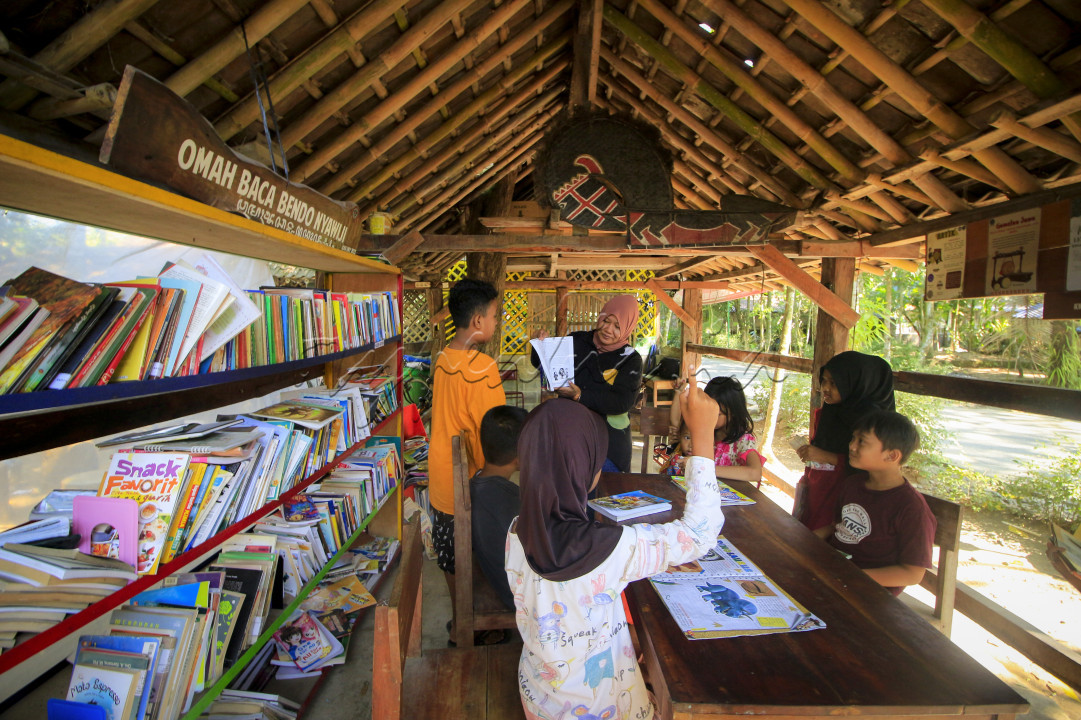 Rumah baca merupakan tempat yang memberikan layanan pendidikan non formal dengan berbagai sumber informasi sebagai wujud kepedulian terhadap literasi bagi masyarakat desa maupun kota. Rumah baca memiliki peranan penting dalam penanaman sejak dini mengenai kegiatan membaca dan menulis di lingkungan masyarakat.