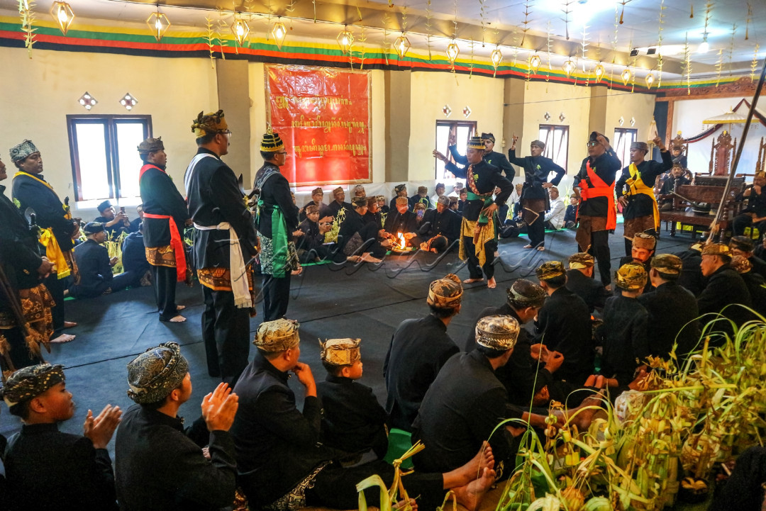 Masyarakat Suku Tengger Bromo sedang melangsungkan acara tradisi tari Sodoran jelang hari raya Karo. Hari raya Karo dirayakan oleh seluruh suku Tengger, baik Hindu, Islam, Kristen, juga penganut kepercayaan. Karo Tengger merupakan bentuk solidaritas warga dalam perbedaan&nbsp;